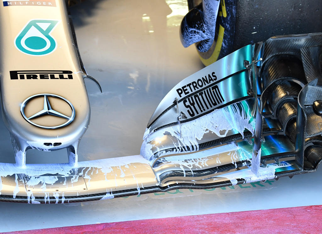 Přední křídlo Hamiltonova Mercedesu potřené flow-visem